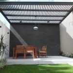 Techo-Minimalista-Madera-Pergola-Acero-Policarbonato-Un Agua-Terraza-Jardin-Poste_01